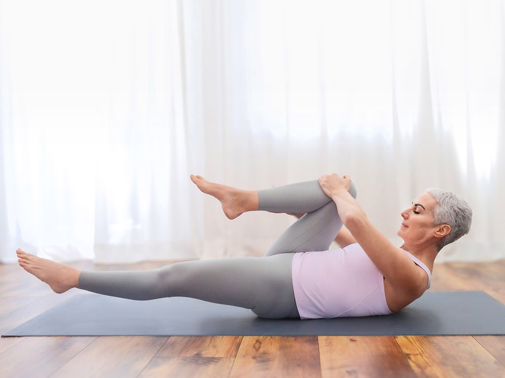 Pilatestrainerin Yara Klink bei einer Pilates-Übung