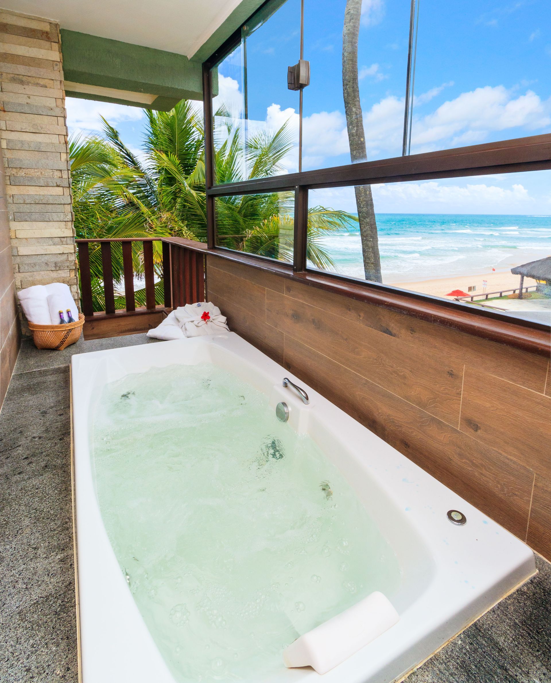 Uma banheira de hidromassagem em uma varanda com vista para o oceano