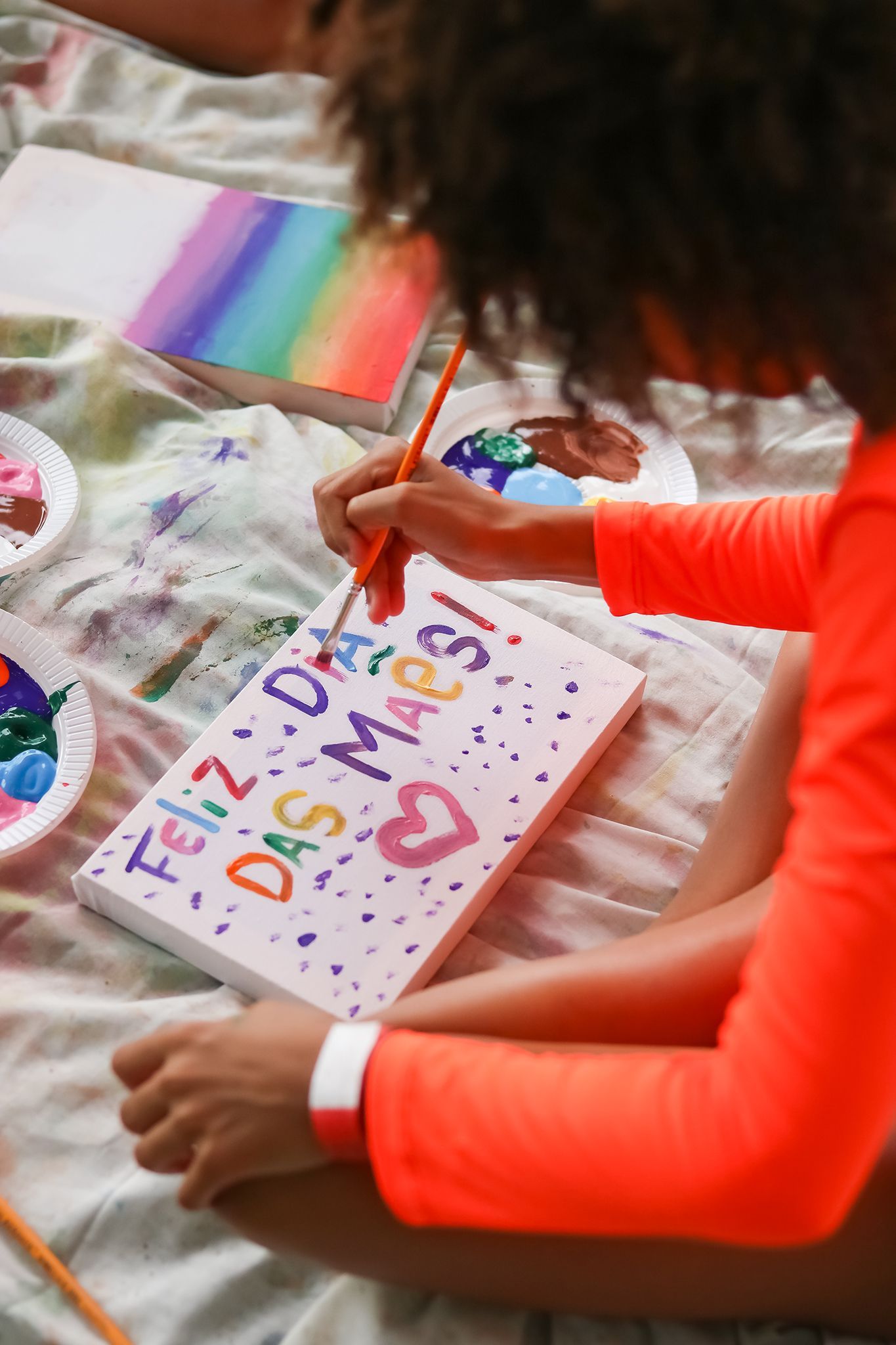 Crianças desenhando na placa feliz dia das mães.