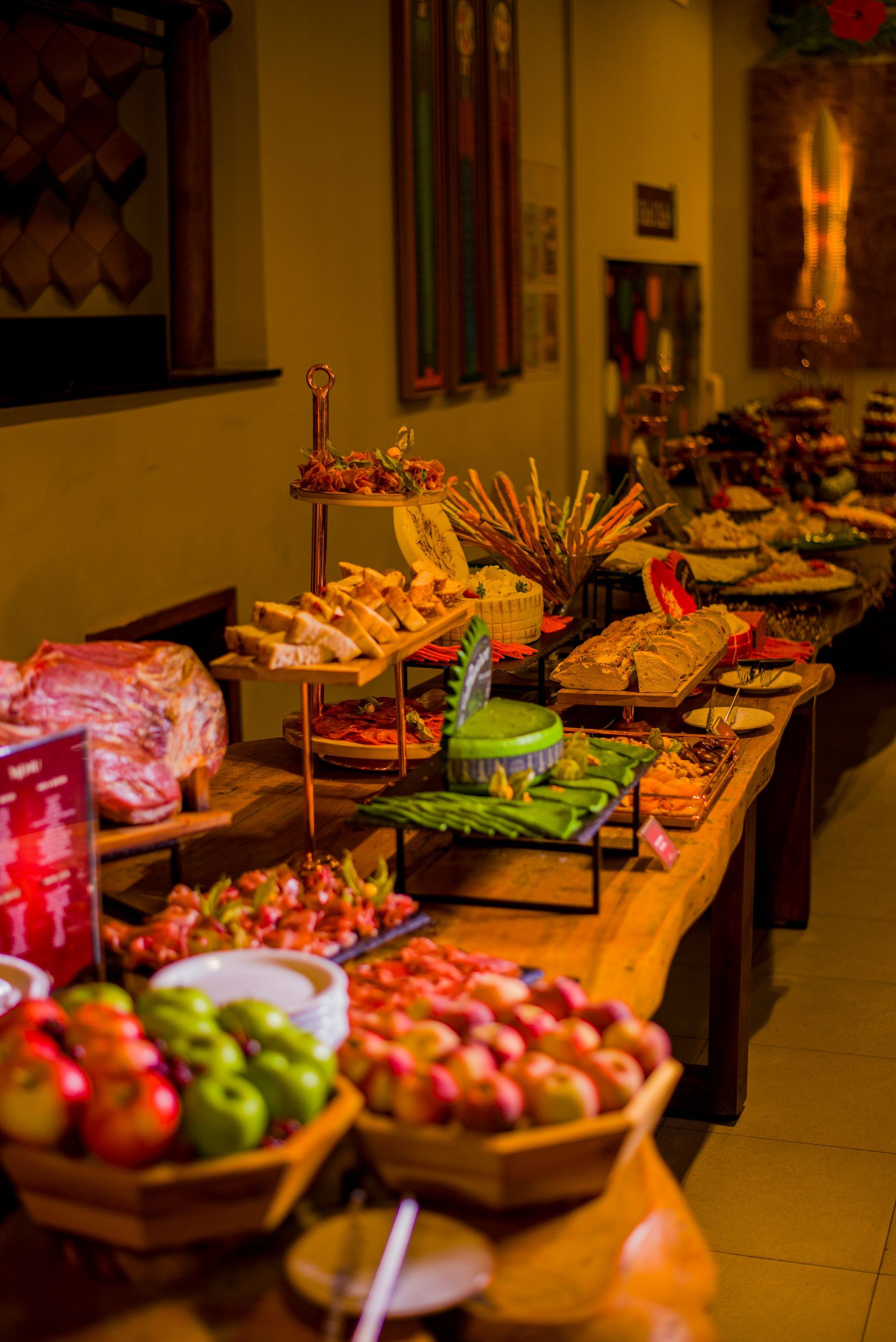 Uma mesa de bufê cheia de comida e frutas.