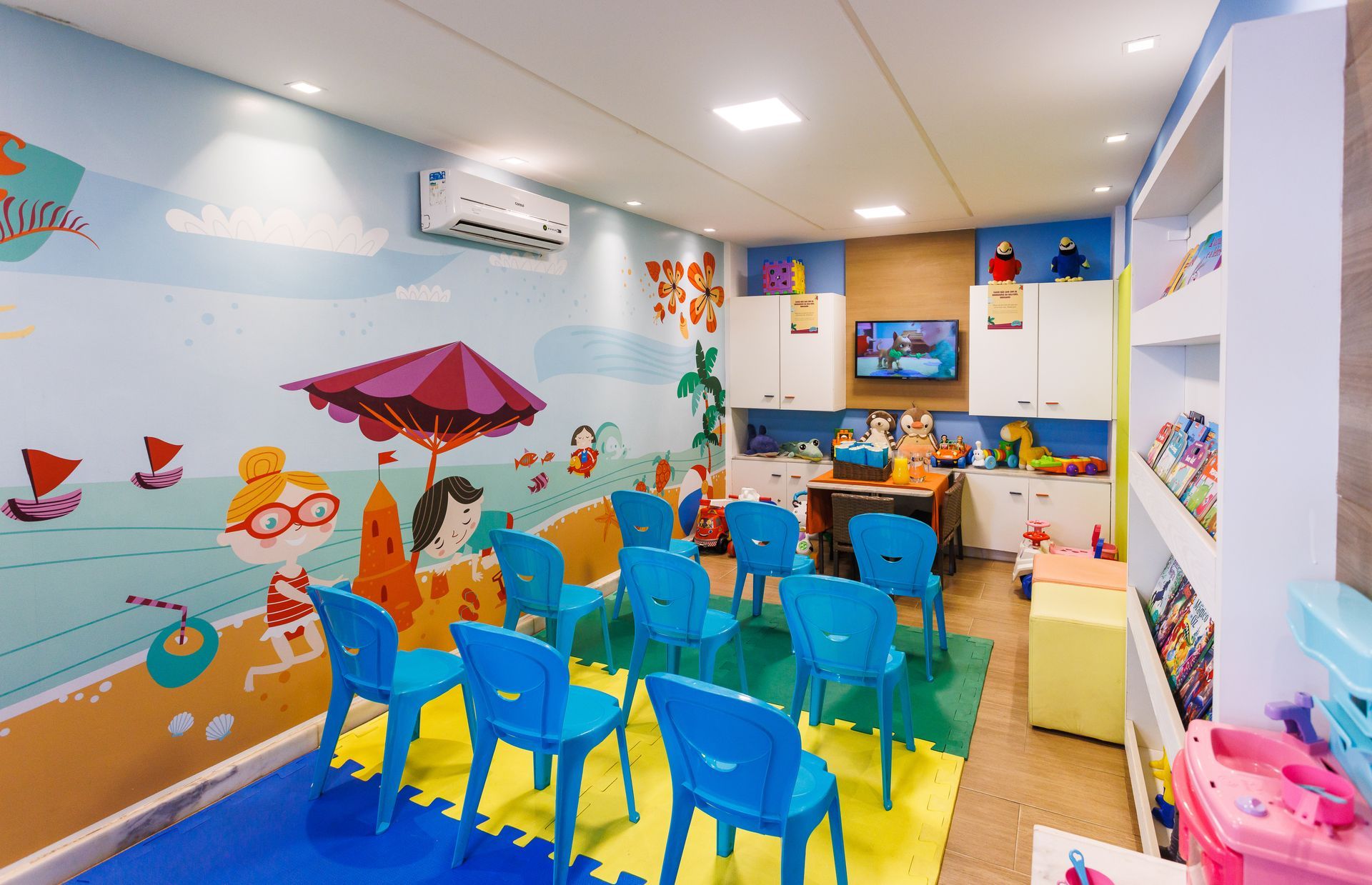 Ambiente infantil, com cadeiras e