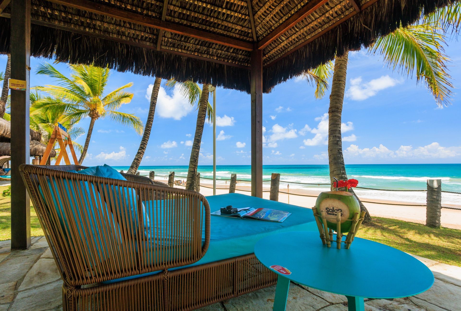 Um gazebo com uma cama e uma mesa na praia.