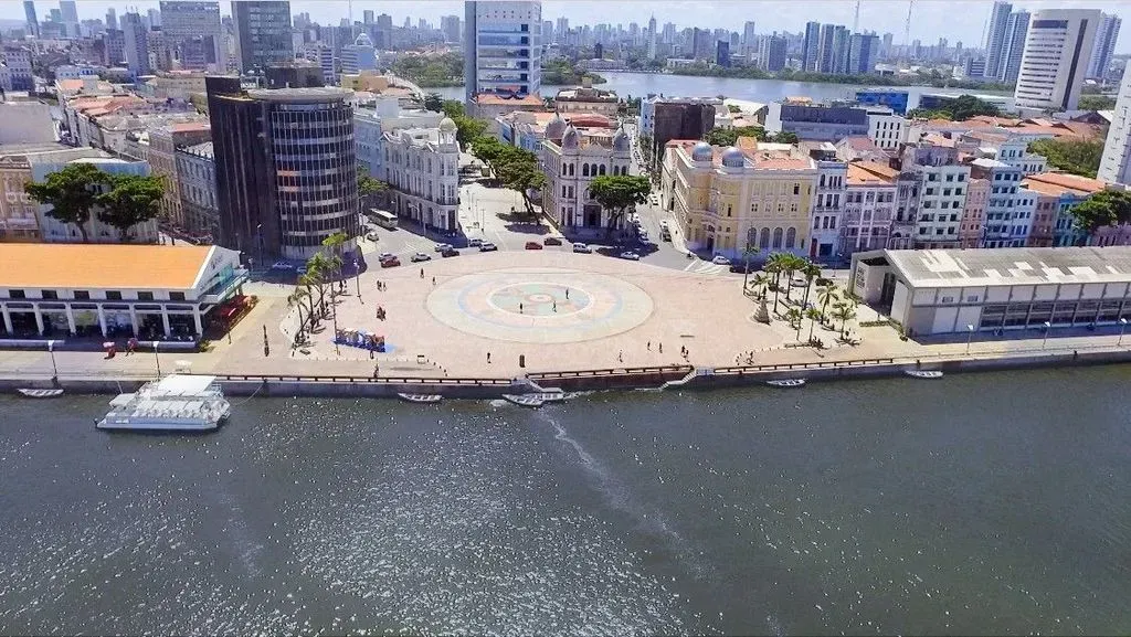 Uma vista aérea de uma cidade com um barco na água