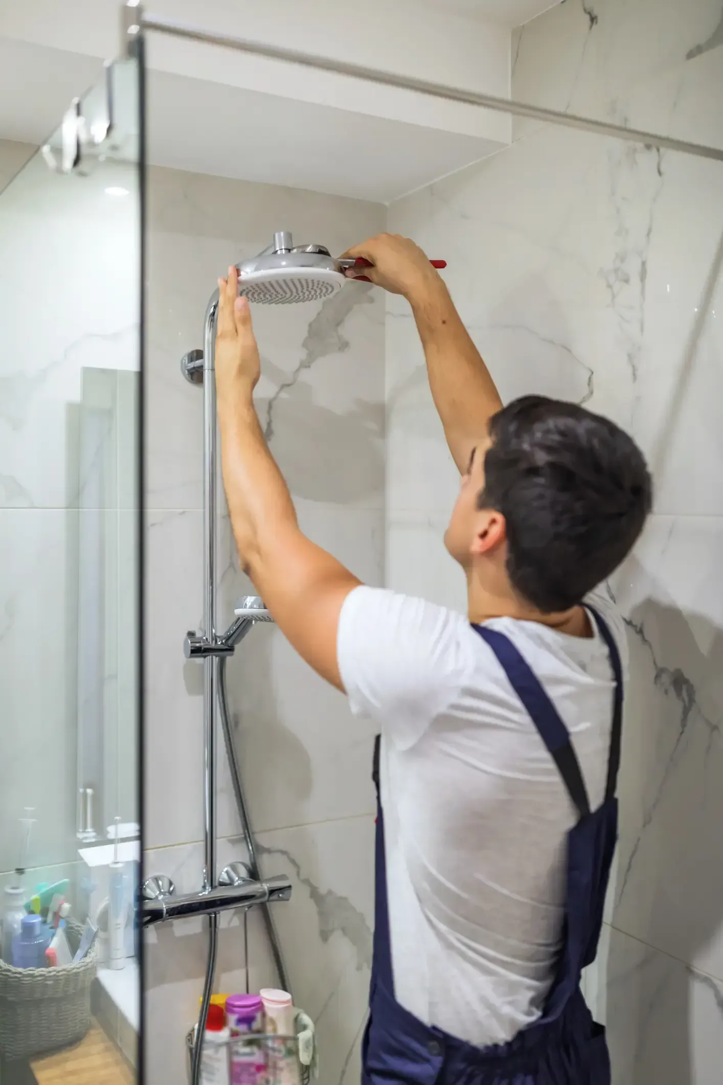 Profissional trabalhando em obra de reforma