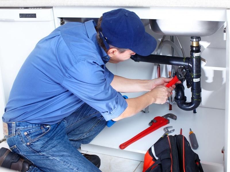 Equipe técnica inspecionando tubulações