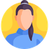 Une femme sans visage porte un pull bleu et une queue de cheval.