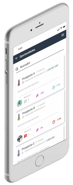 Smartphone blanco que muestra un feed de una aplicación móvil con publicaciones de usuarios e iconos de reacciones en pantalla