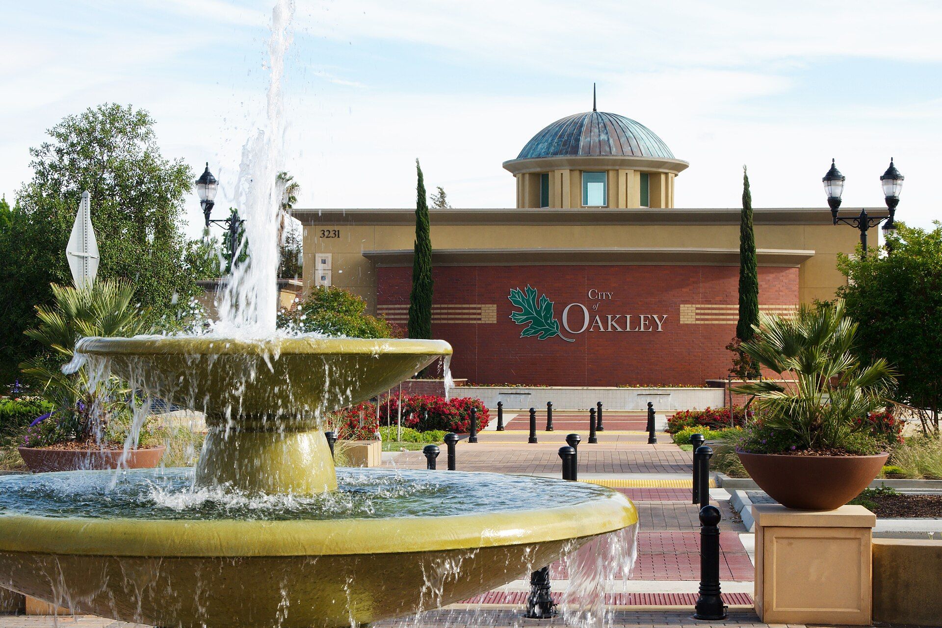 A picture of city hall in Oakley, CA