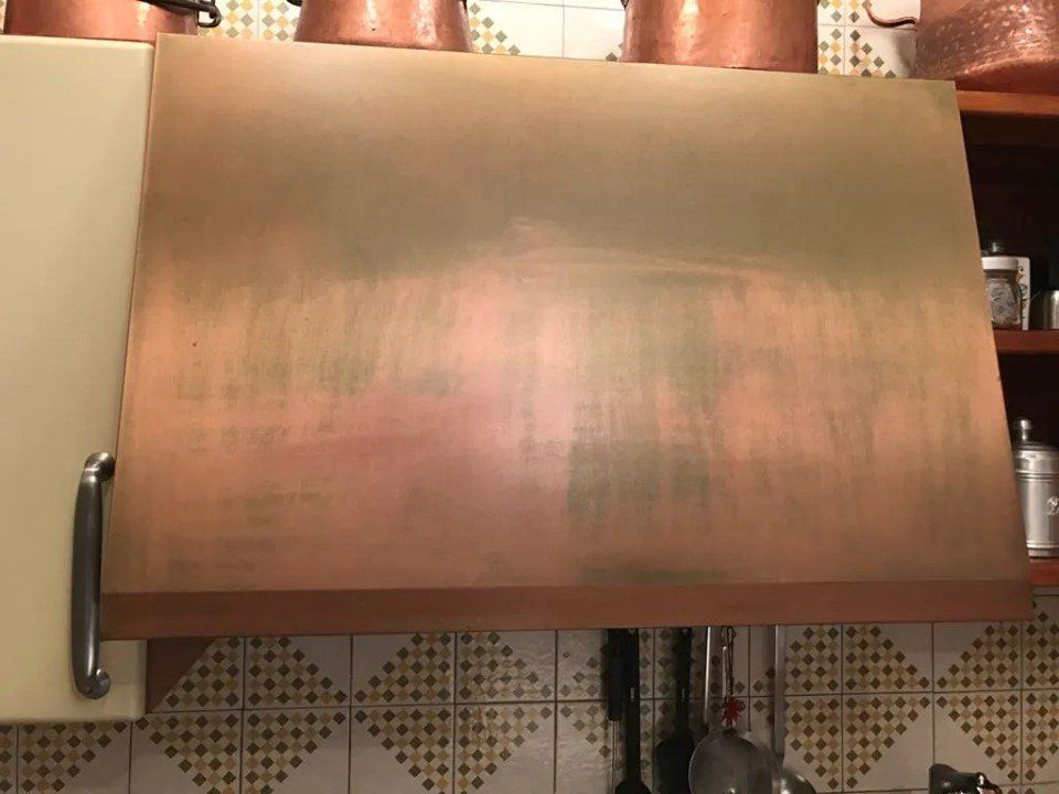 Restauro e pulitura cappa in rame - prima e dopo