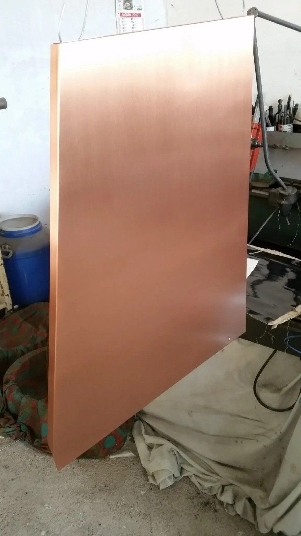 Restauro e pulitura cappa in rame - prima e dopo