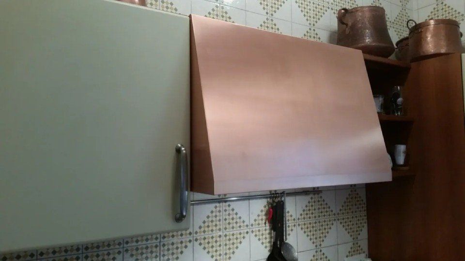 Restauro e pulitura cappa in rame - prima e dopo