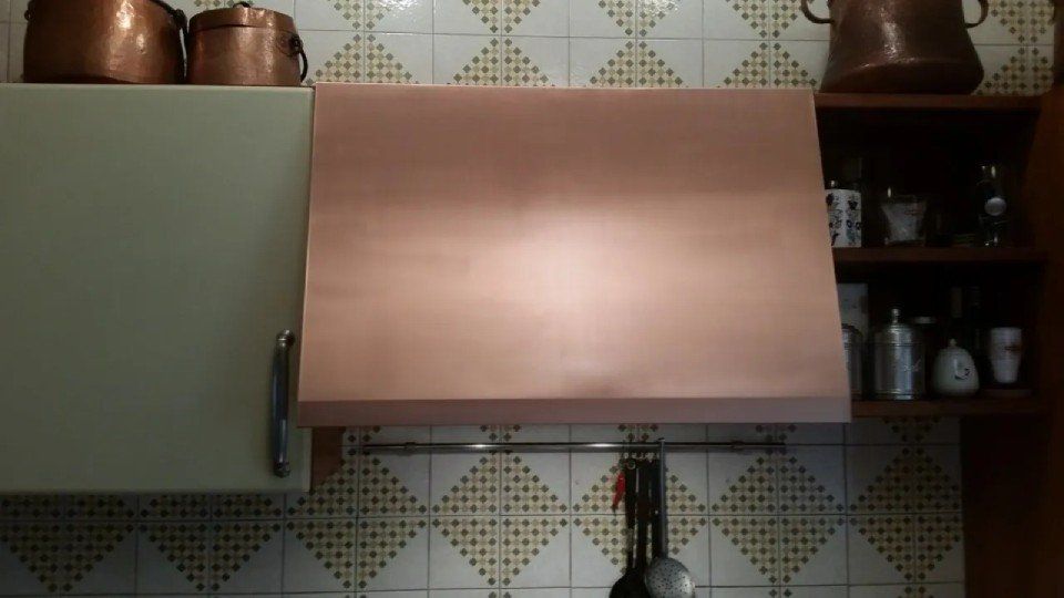 Restauro e pulitura cappa in rame - prima e dopo
