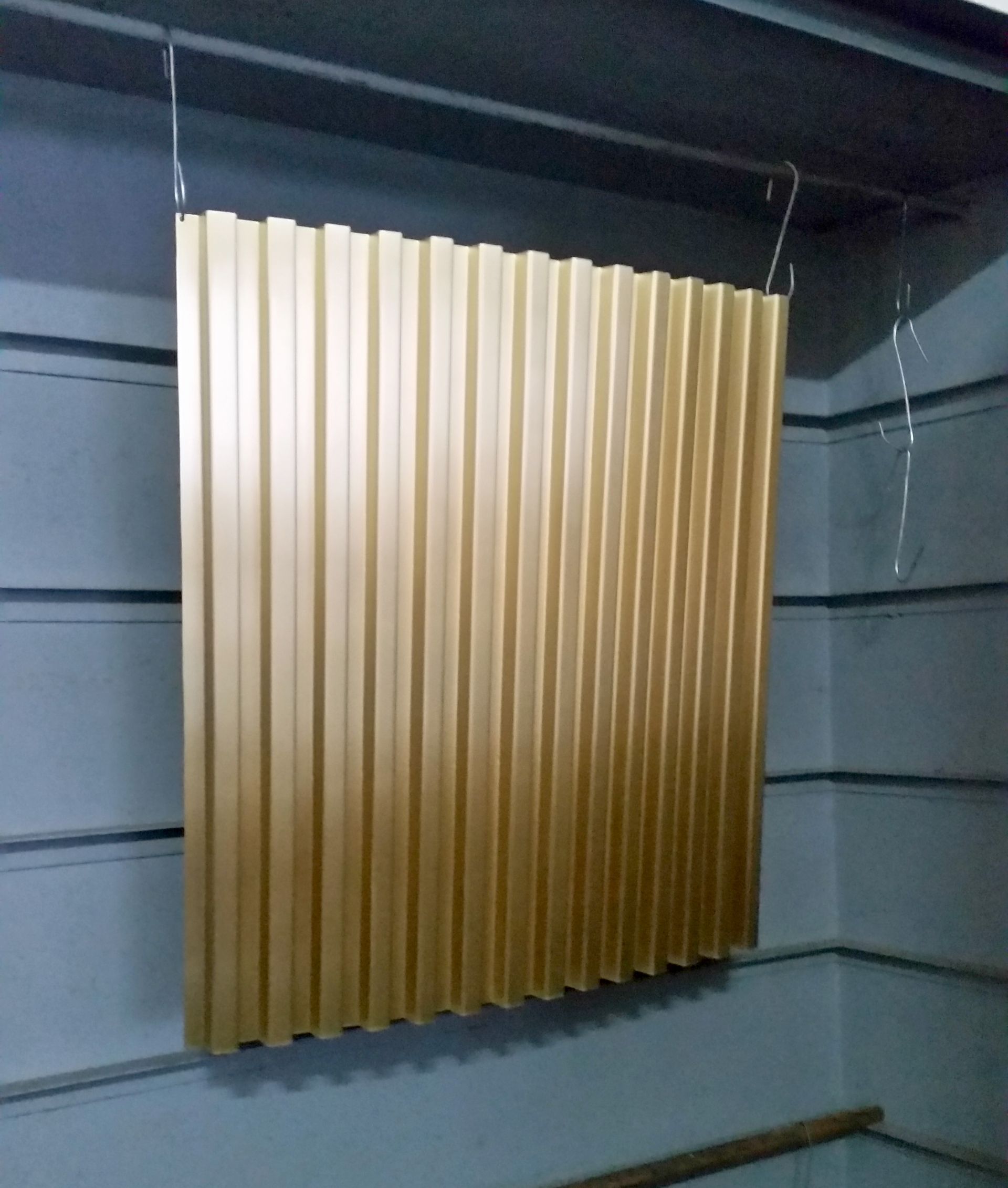 rivestimento a pieghe in ottone satinato