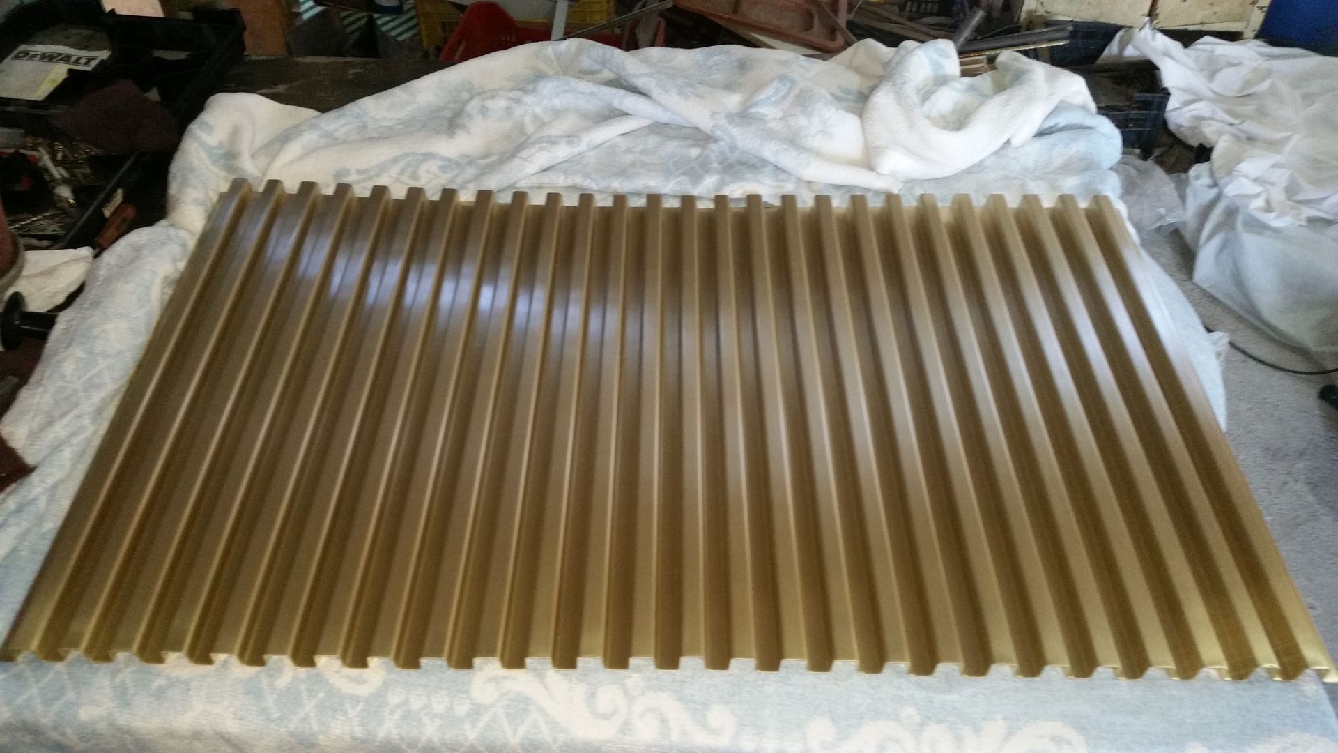 rivestimento a pieghe in ottone satinato