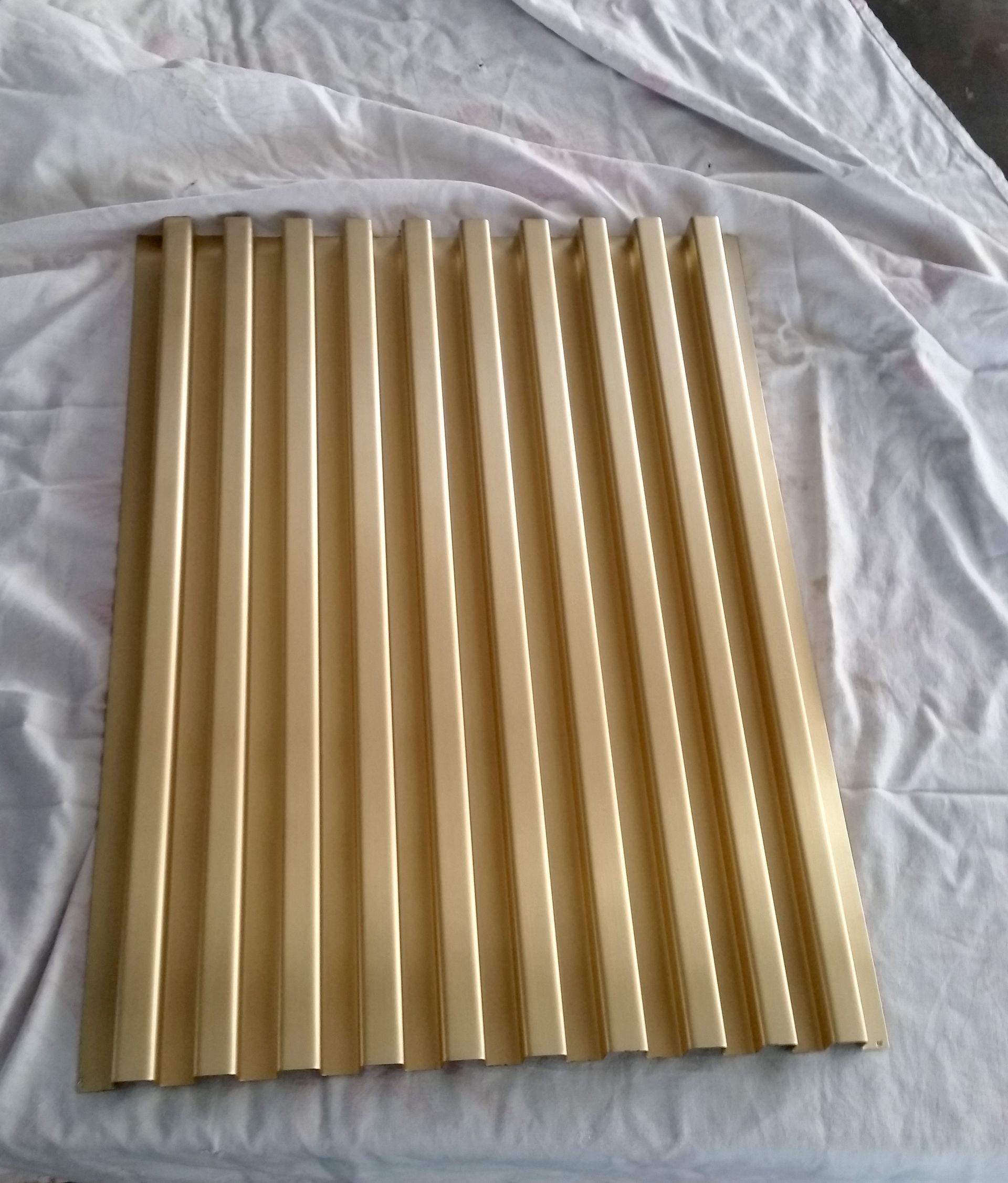 rivestimento a pieghe in ottone satinato