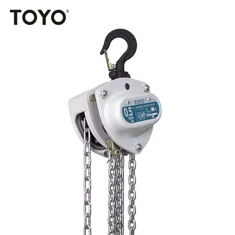 Polipasto de cadena TOYO blanco con gancho y cadenas de color negro, para elevación de objetos.