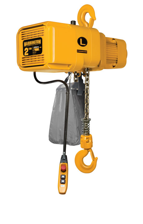 Polipasto eléctrico de cadena de color amarillo con mando a distancia, suspendido, sujetando una cadena con un gancho.