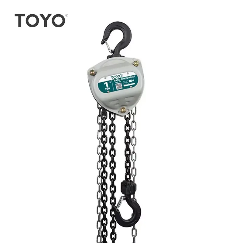 Polipasto de cadena TOYO, cuerpo gris, cadenas y ganchos negros.