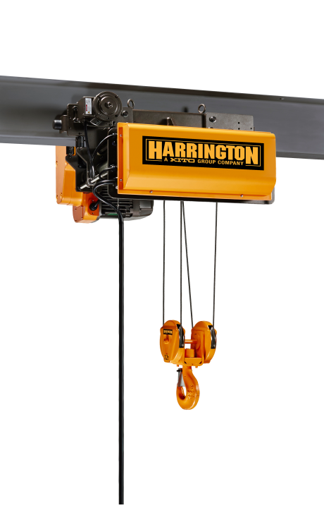 Polipasto eléctrico Harrington amarillo montado sobre una viga gris. El cable negro se extiende hasta el gancho naranja.