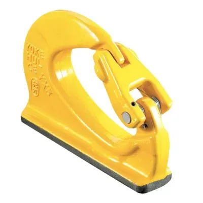Gancho de elevación de color amarillo con pestillo de seguridad con bisagras, que descansa sobre una base plana de color gris oscuro.