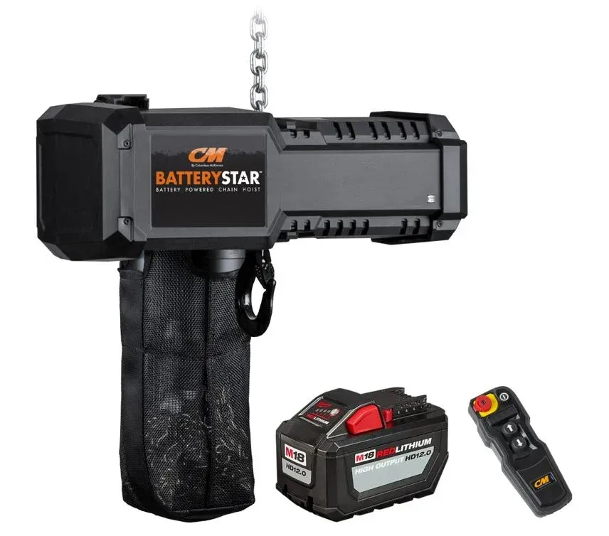 Polipasto CM BatteryStar alimentado a batería, con batería, control remoto y cadena para elevación por encima de la cabeza.