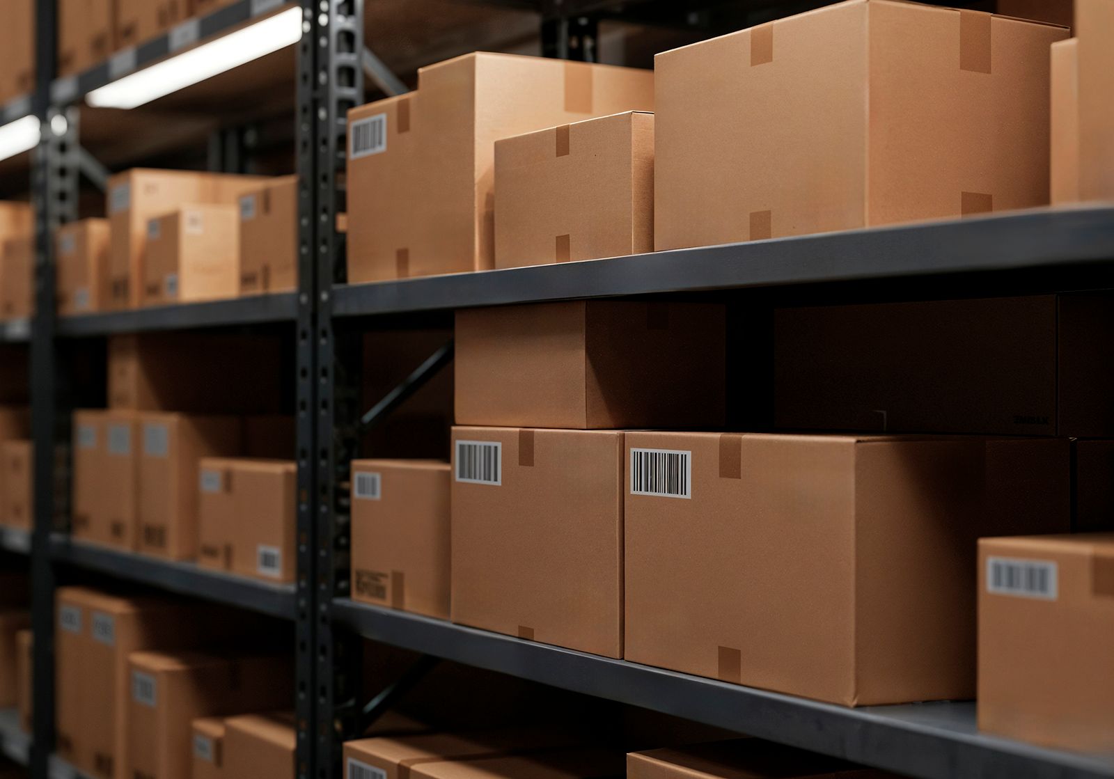 Estanterías llenas de cajas de cartón en un almacén.