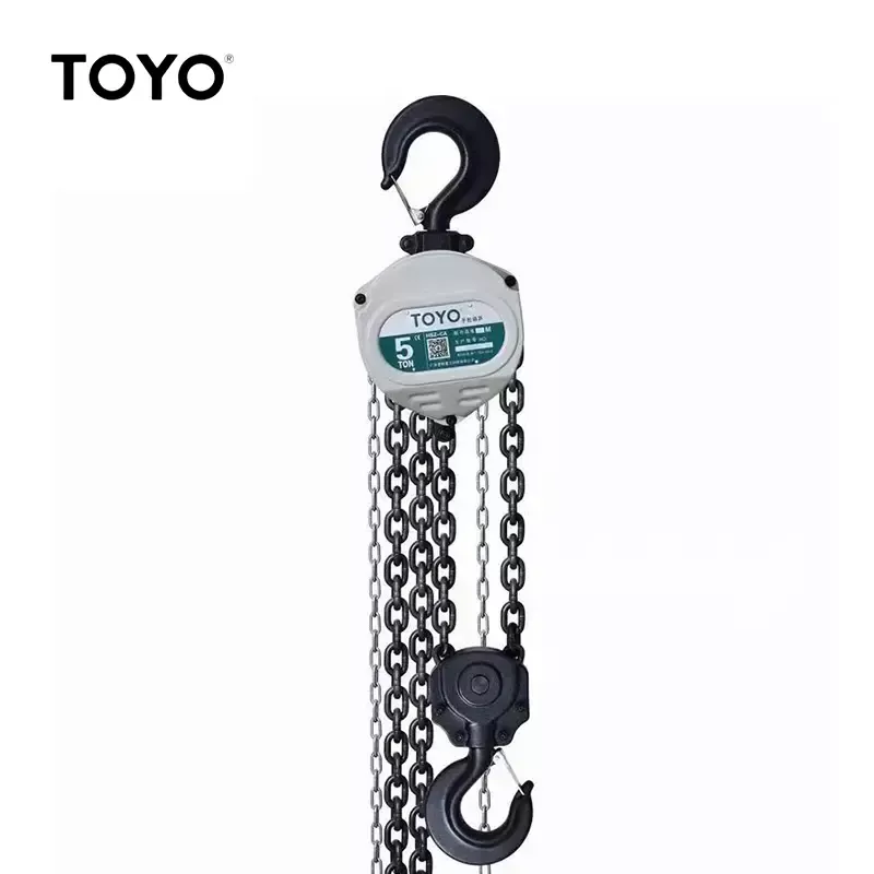 Polipasto de cadena TOYO de 5 toneladas con cadena negra, ganchos y carcasa blanca.