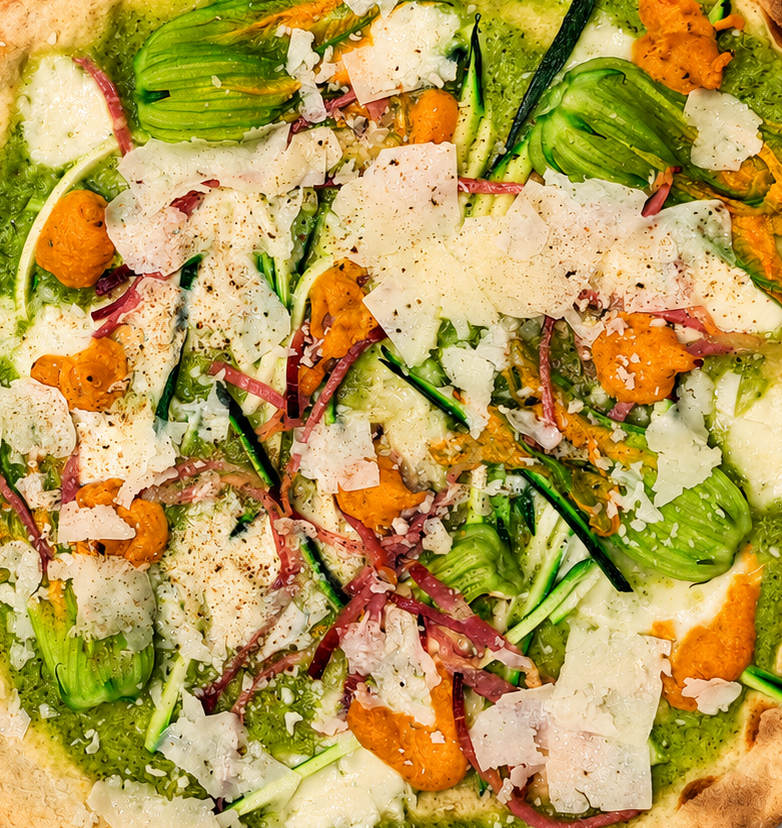 Insalata colorata con verdure a foglia verde, spicchi d'arancia, formaggio grattugiato e pepe nero su un piatto