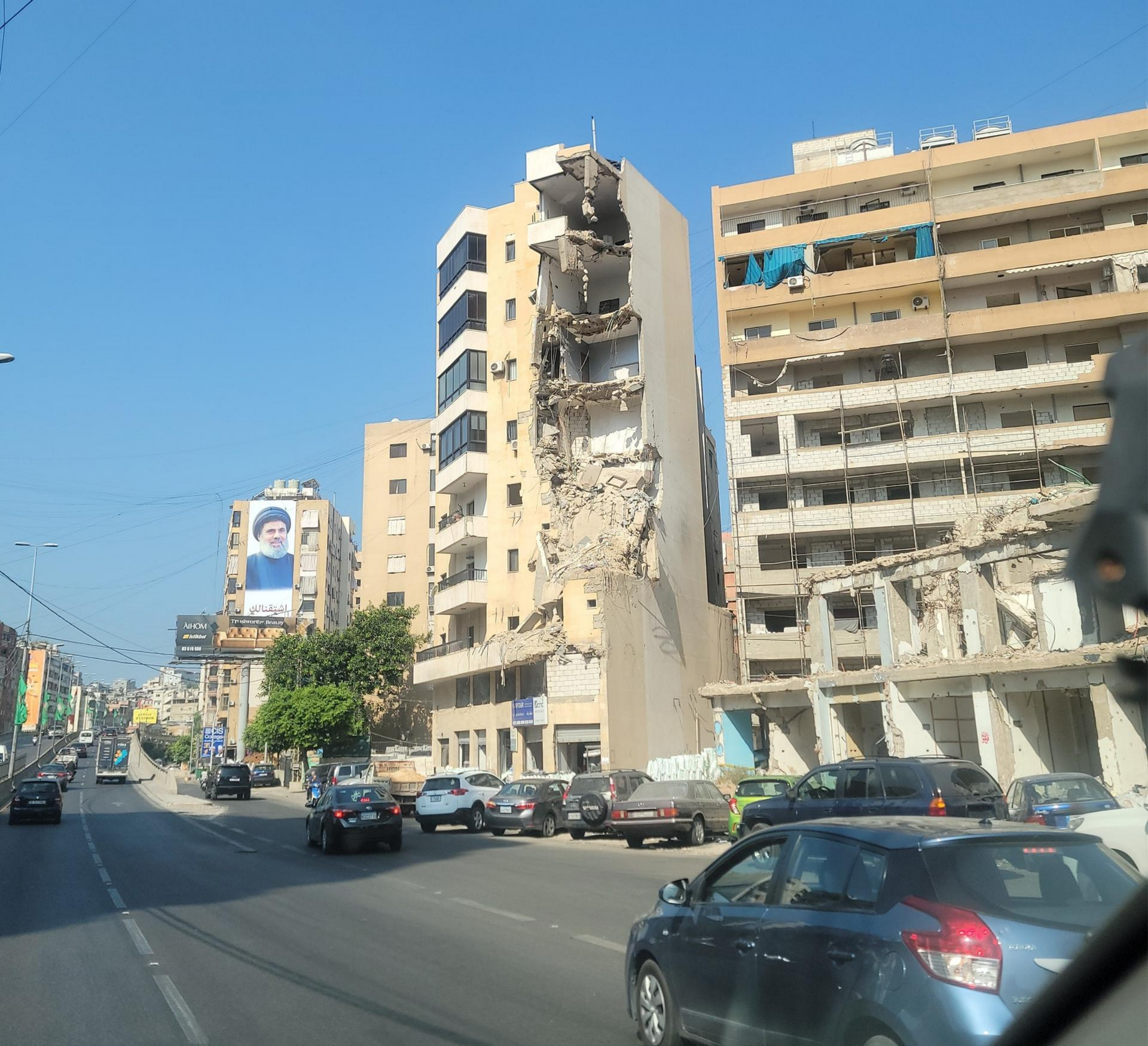 Building bombed in Hezbollah area of downtown Beirut