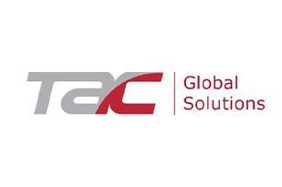 El logotipo de tac global solutions es gris y rojo.