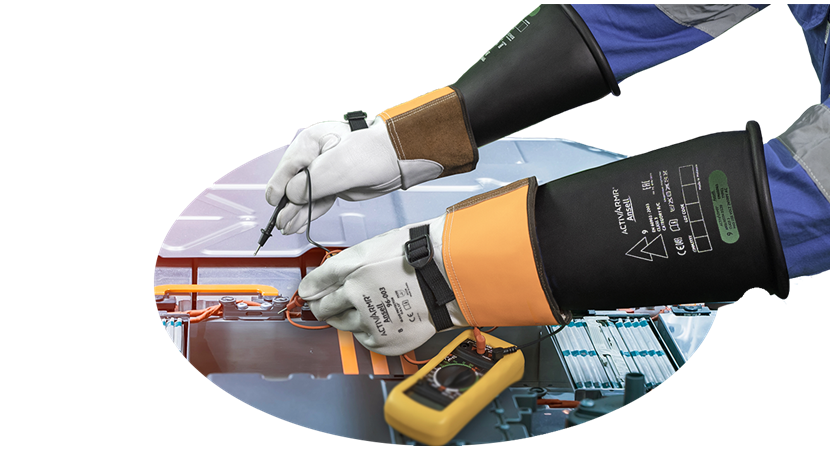 Una persona que lleva guantes está trabajando en una máquina.