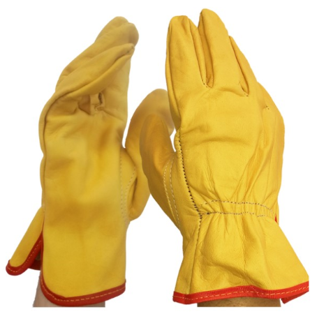 Un par de guantes de cuero amarillo con costuras rojas.