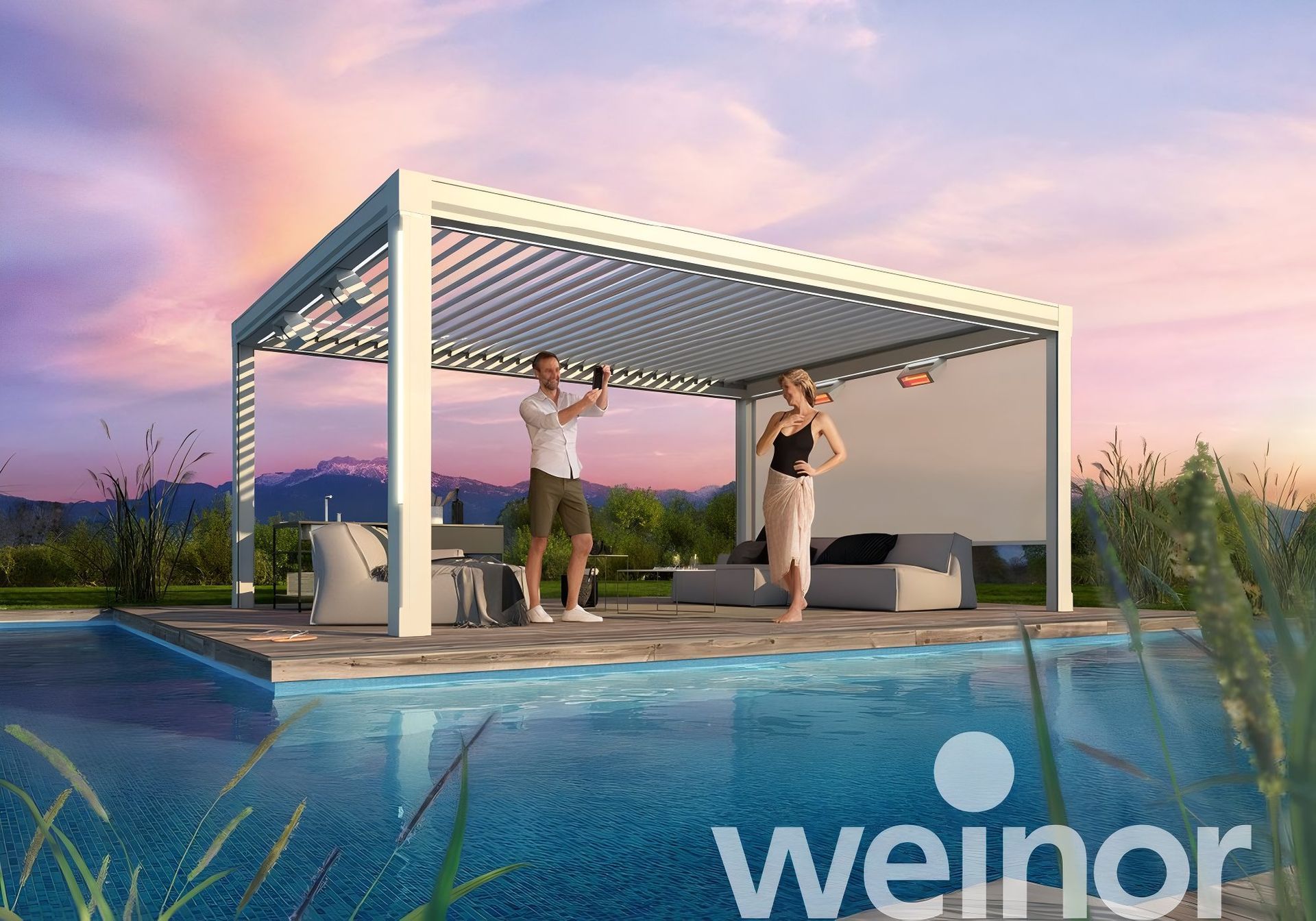 Ein Mann und eine Frau stehen unter einer Pergola neben einem Pool.