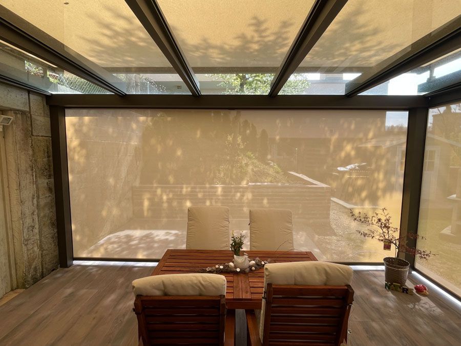 Ein Esszimmer mit Tisch und Stühlen unter einem Baldachin.