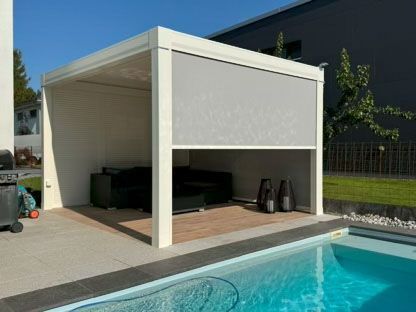 Eine Pergola steht neben einem Swimmingpool.