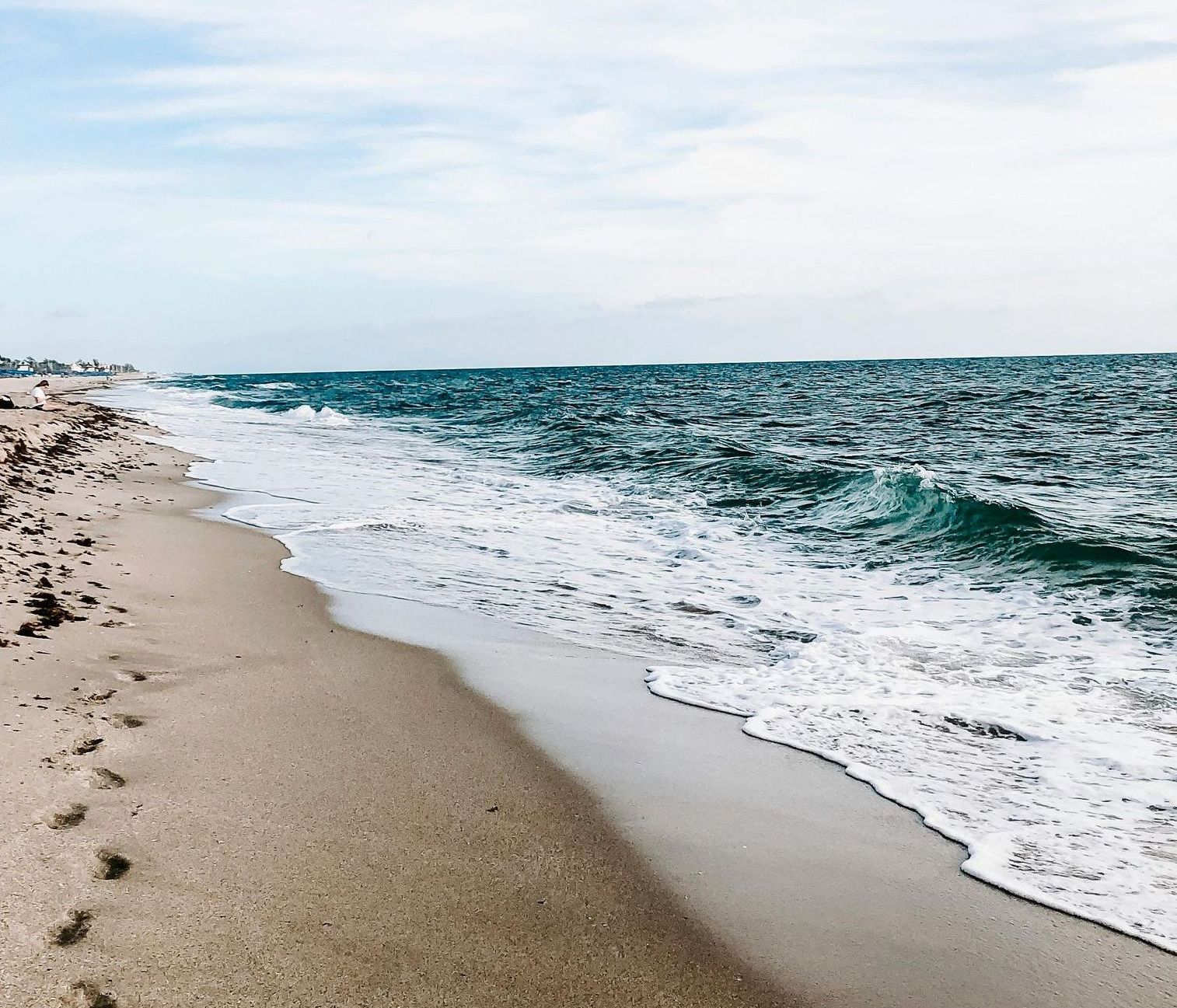 An image of the sea and beach in the area we provide professional mold inspection for a fair cost.