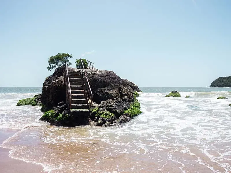 Escadas que levam a uma pequena ilha no meio do oceano