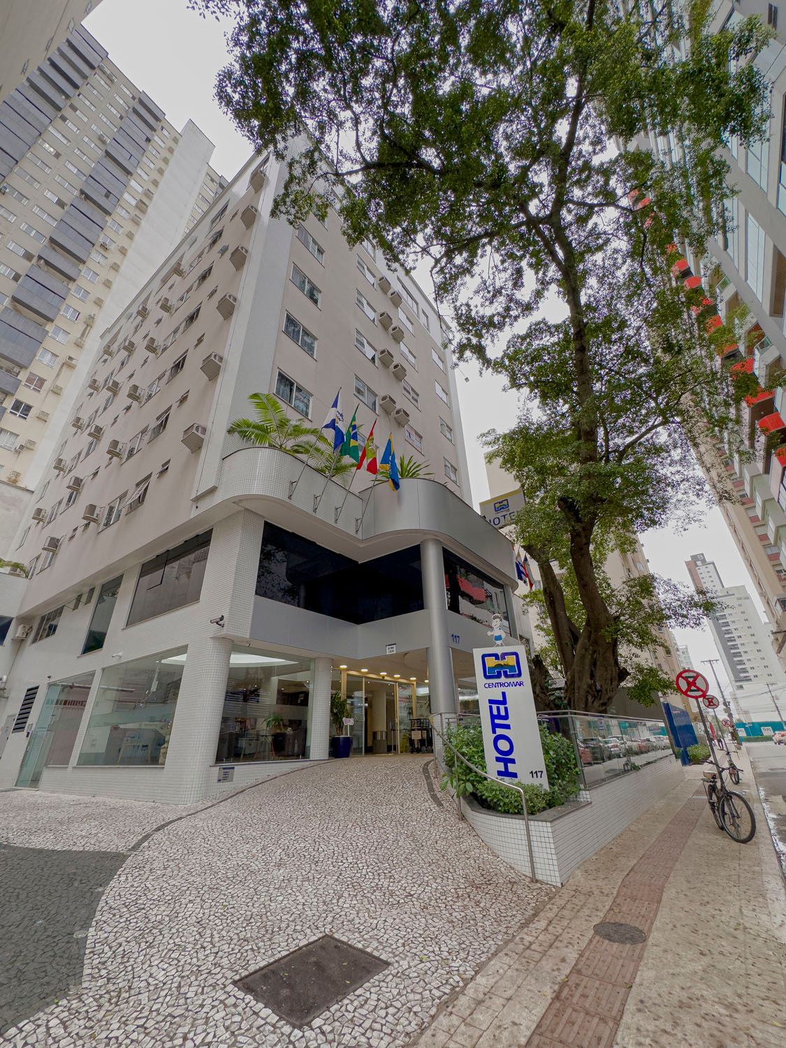 Um hotel está localizado no meio de uma cidade cercada por prédios altos.