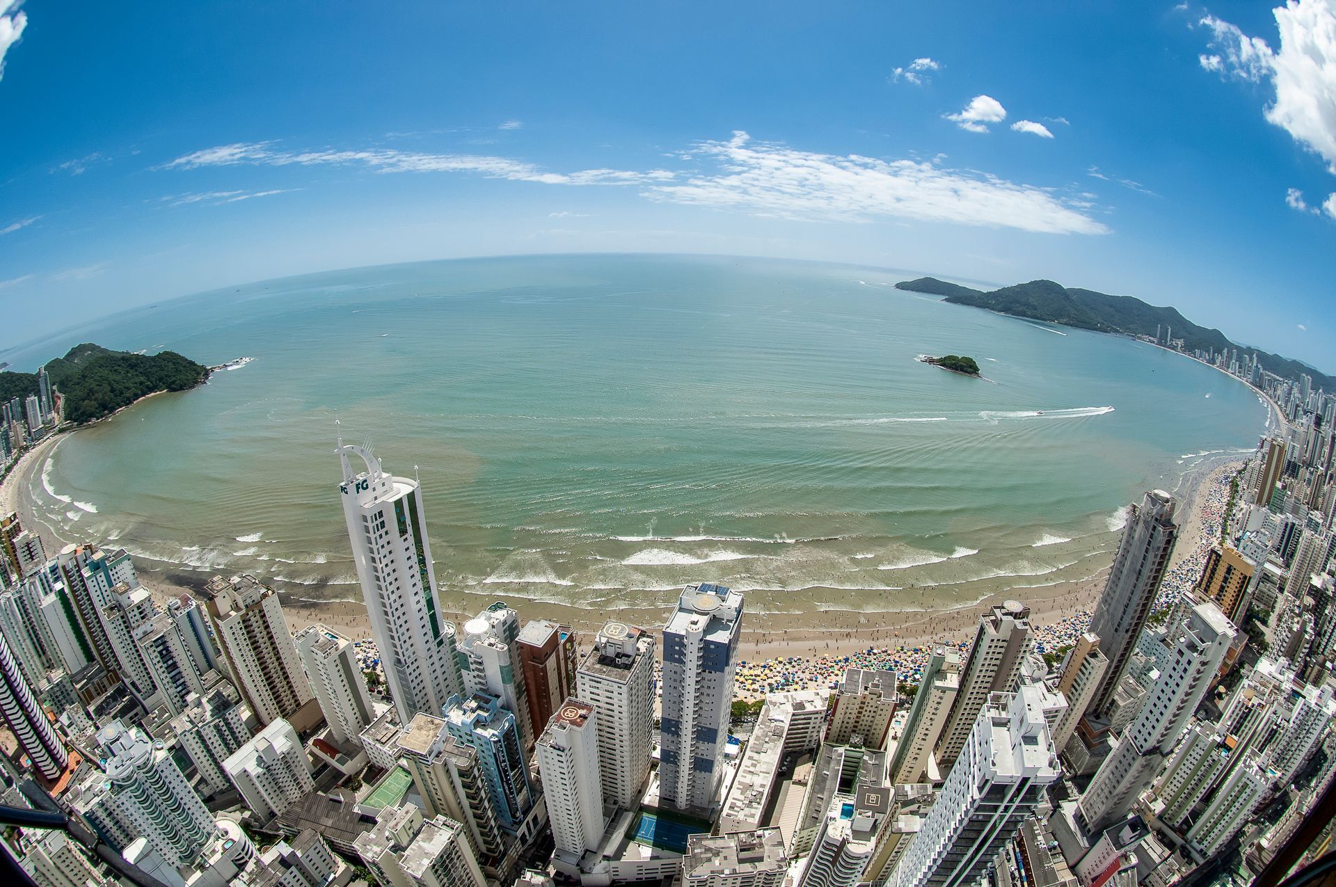 Uma vista aérea de uma cidade com um grande corpo de água ao fundo.