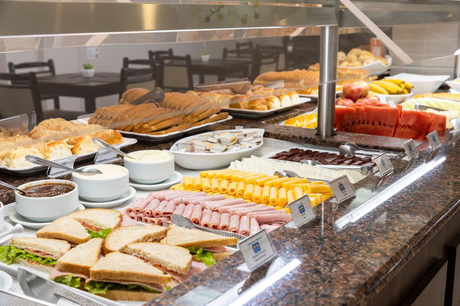 Há muitos tipos diferentes de comida no balcão.