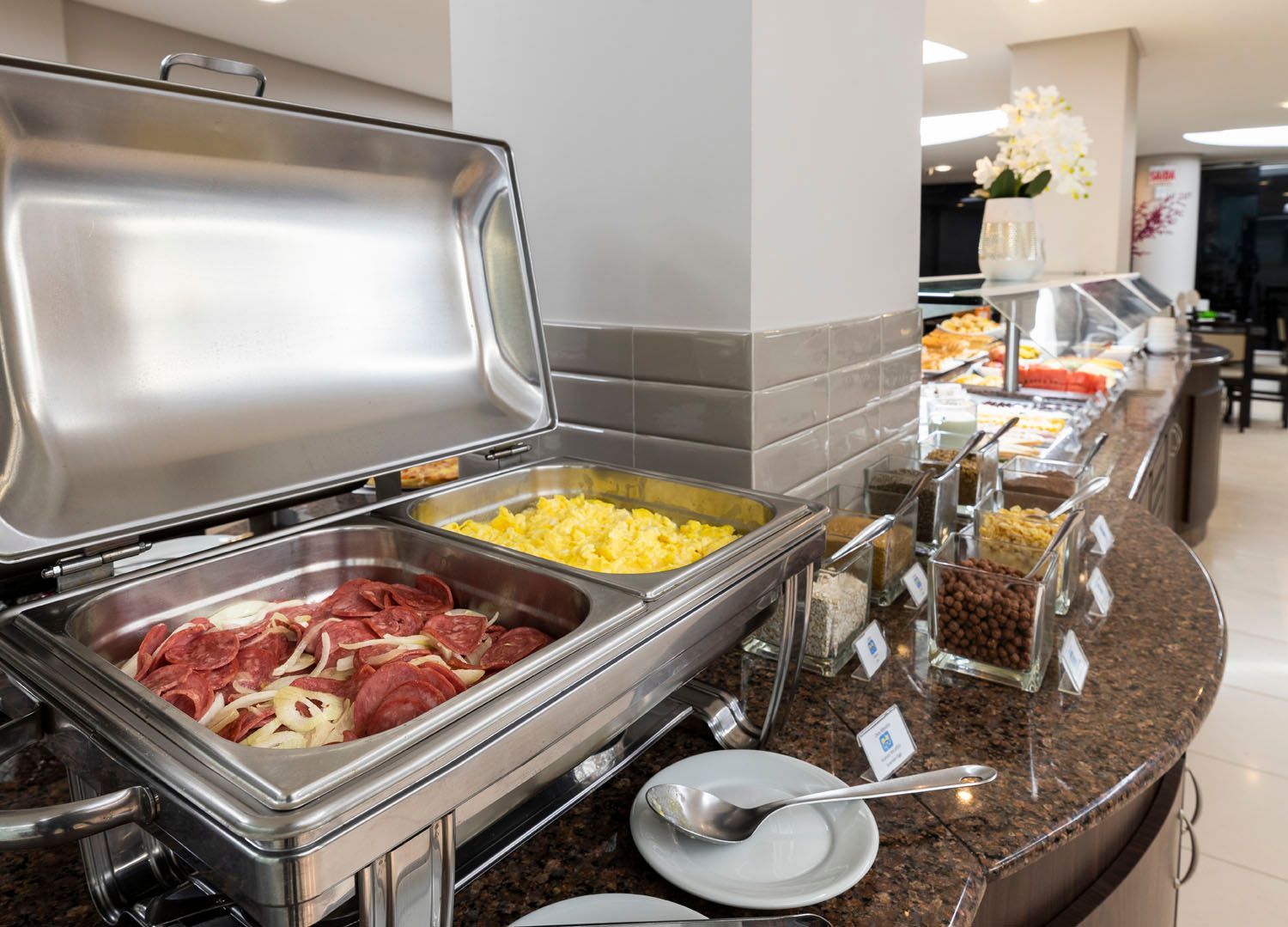 Há um buffet com muita comida.
