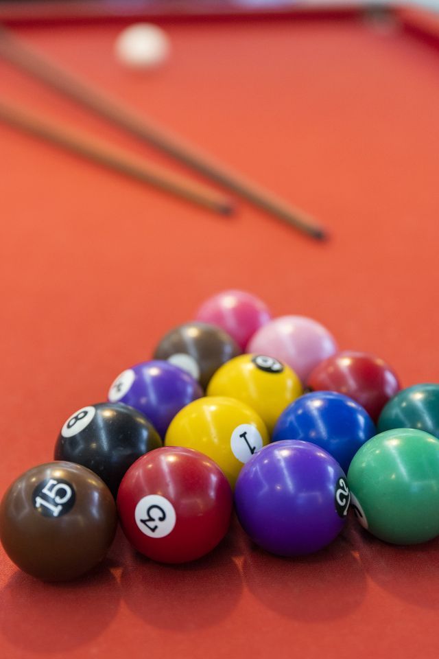 Bolas de bilhar com o número 15 estão em uma mesa de bilhar