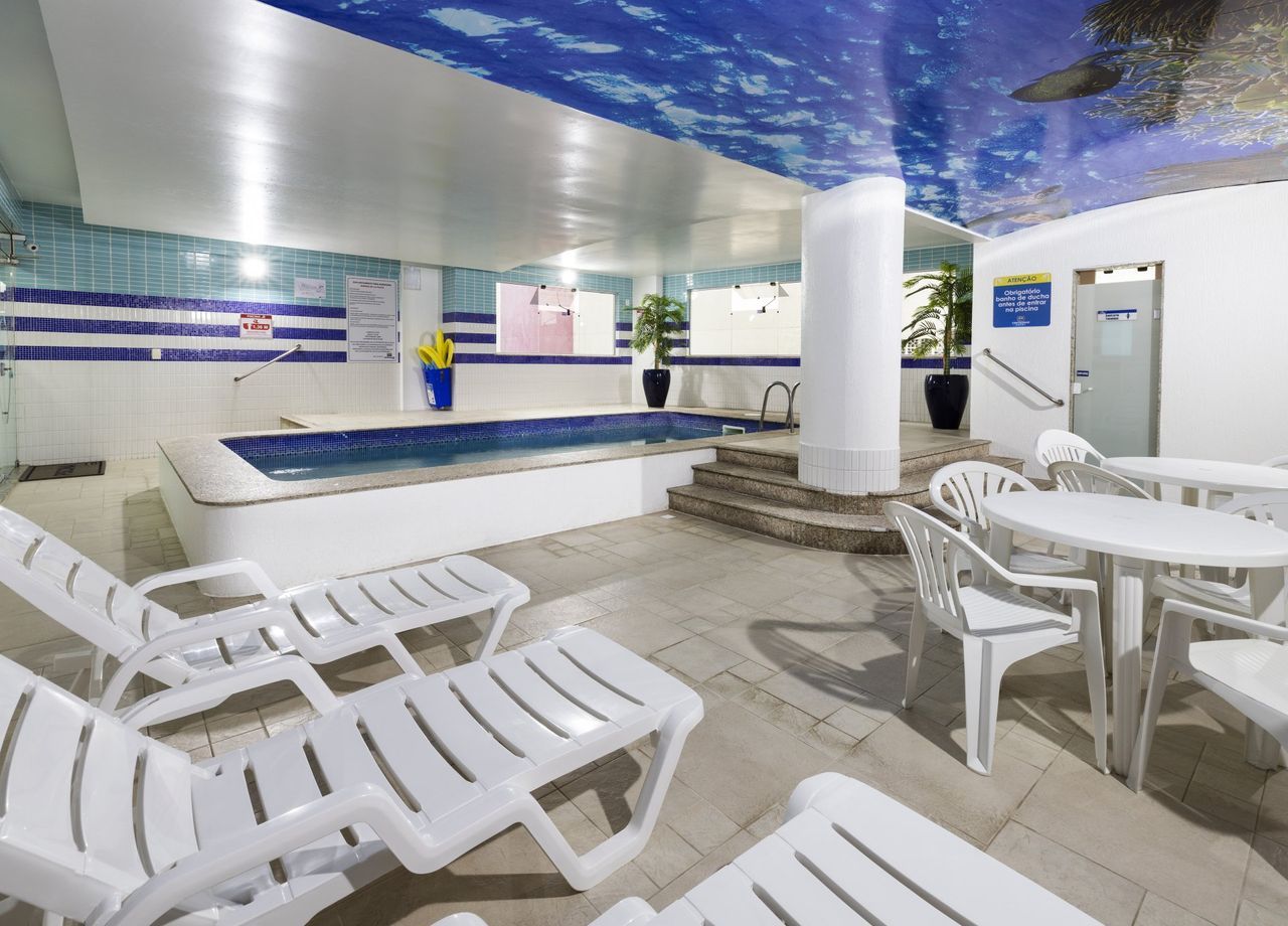 Uma piscina com uma tartaruga no teto