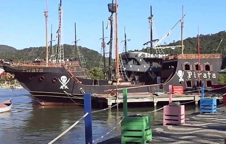 Um grande navio pirata está atracado em uma doca.