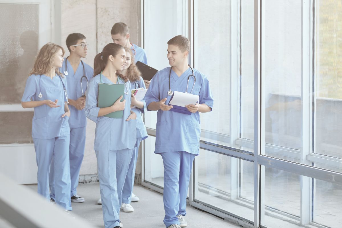 Os estágios médicos exercem uma função essencial no processo da formação de futuros médicos, permitindo que os estudantes de medicina adquiram conhecimentos práticos, desenvolvam habilidades clínicas e compreendam a complexidade do sistema de saúde. Os estágios médicos exercem uma função essencial no processo da formação de futuros médicos, permitindo que os estudantes de medicina adquiram conhecimentos práticos, desenvolvam habilidades clínicas e compreendam a complexidade do sistema de saúde.