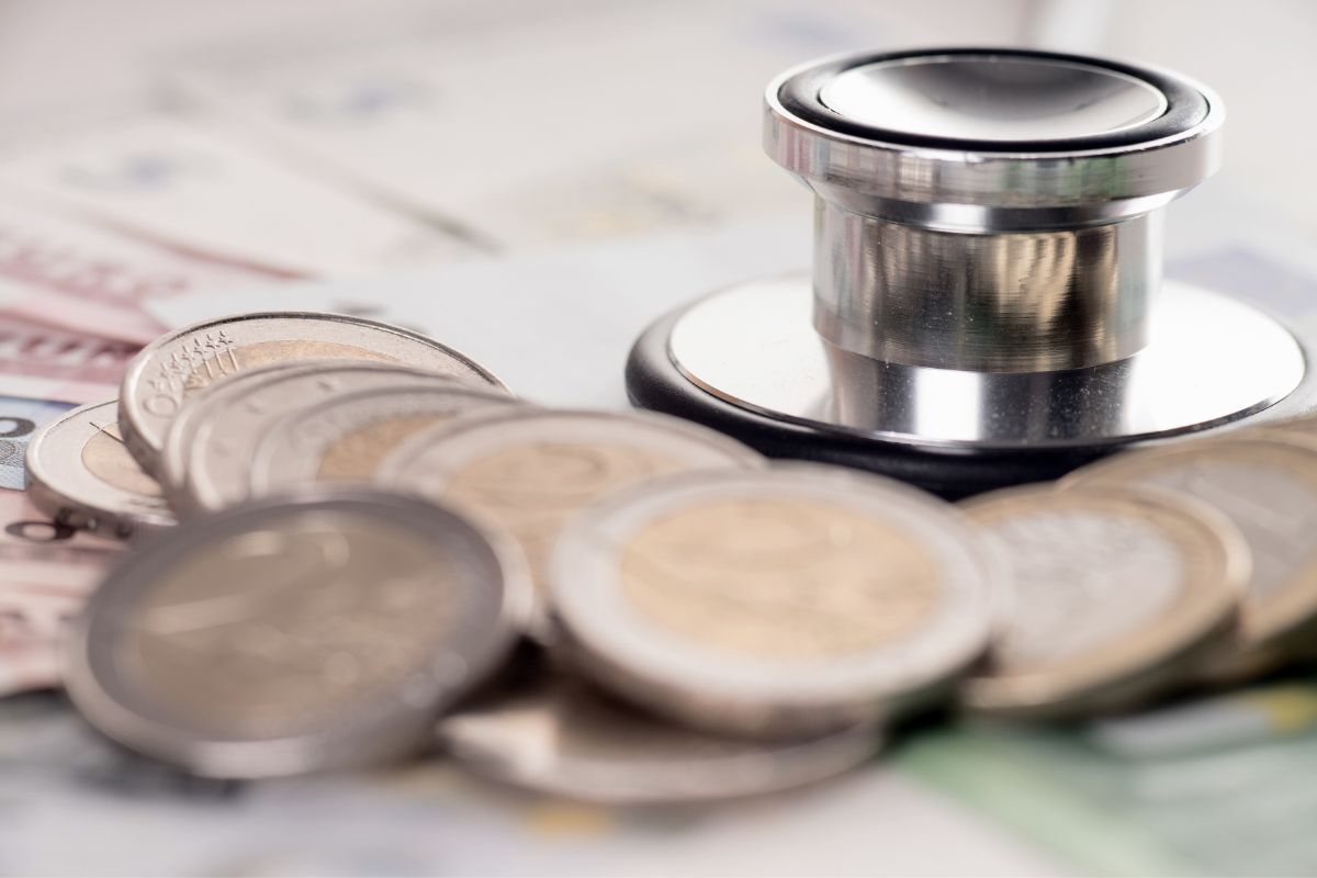 No Brasil, um médico plantonista pode iniciar sua carreira ganhando em torno de R$ 5.000 por mês, e podendo chegar a ganhar, em média, R$ 10.000 por mês. No Brasil, um médico plantonista pode iniciar sua carreira ganhando em torno de R$ 5.000 por mês, e podendo chegar a ganhar, em média, R$ 10.000 por mês.