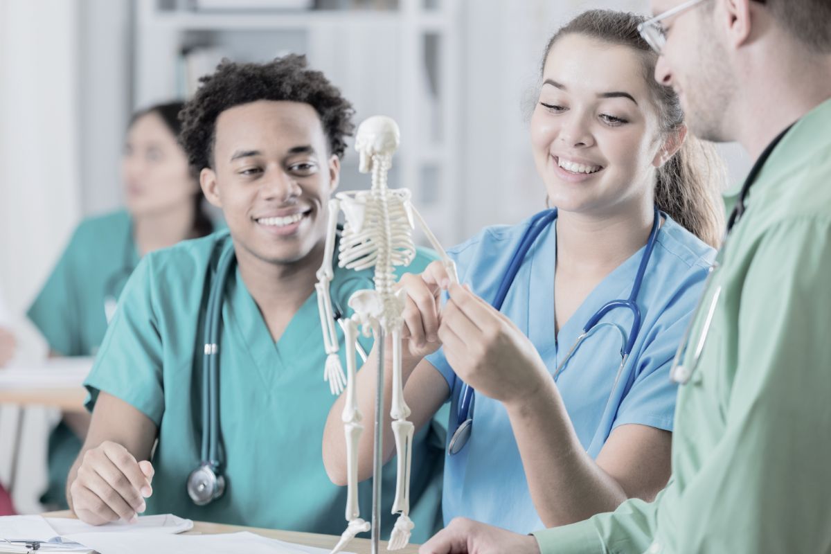 O principal propósito da residência médica é proporcionar ao médico um ambiente onde ele possa aprimorar seus estudos e ampliar suas habilidades e conhecimentos. 