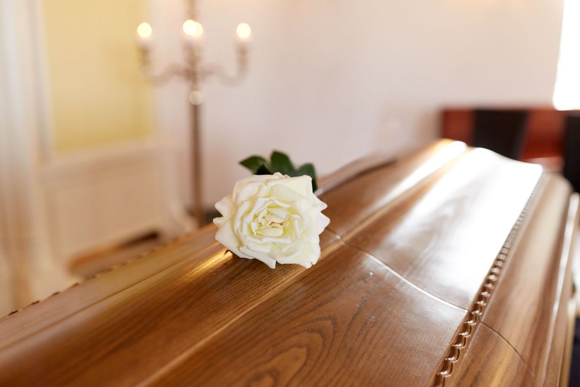 bara in legno con fiore bianco