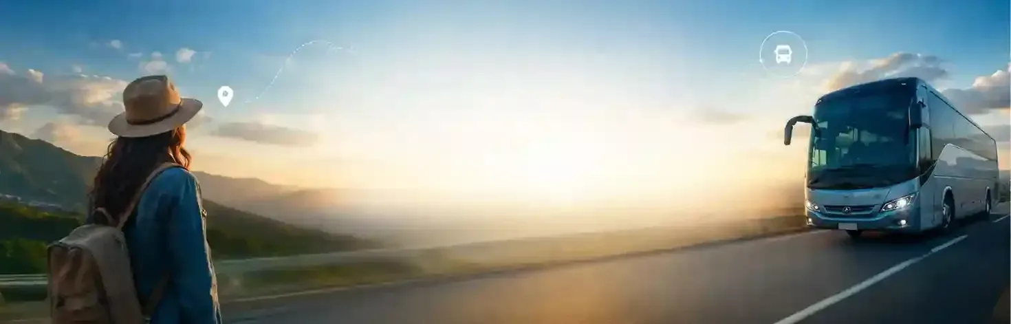 Viajante com mochila observando um ônibus na estrada ao nascer do sol, com montanhas ao longe.
