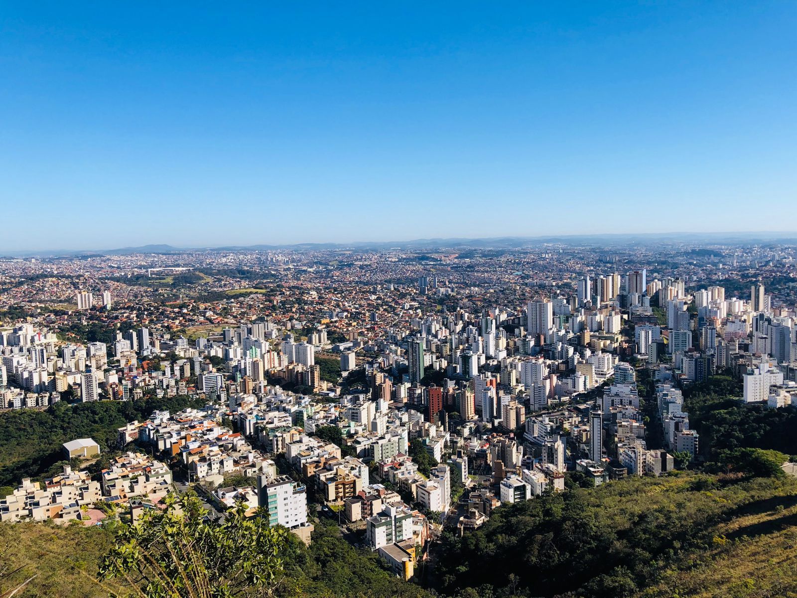 Uma vista aérea de uma cidade de uma colina em um dia ensolarado.-Hospedagem-Chamonville